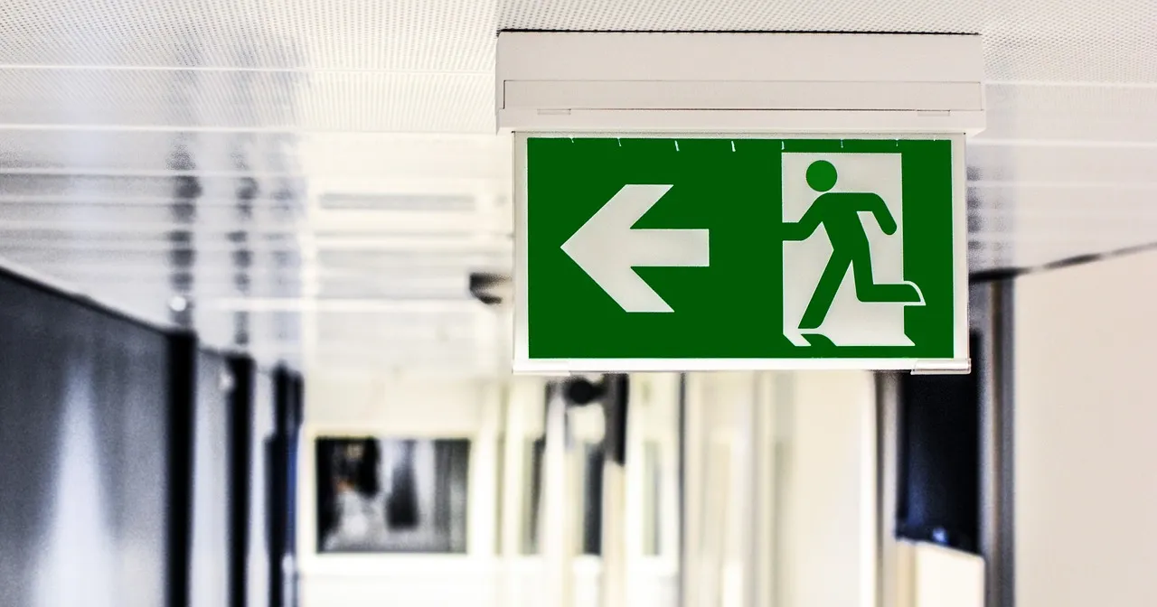 Zdjęcie Pomiary oświetlenia awaryjnego co ile: uniknij kosztownych błędów