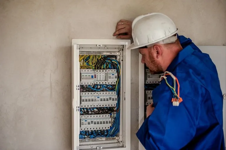 Zdjęcie Ile kosztuje elektryk? Sprawdź ceny usług i uniknij przepłacania!