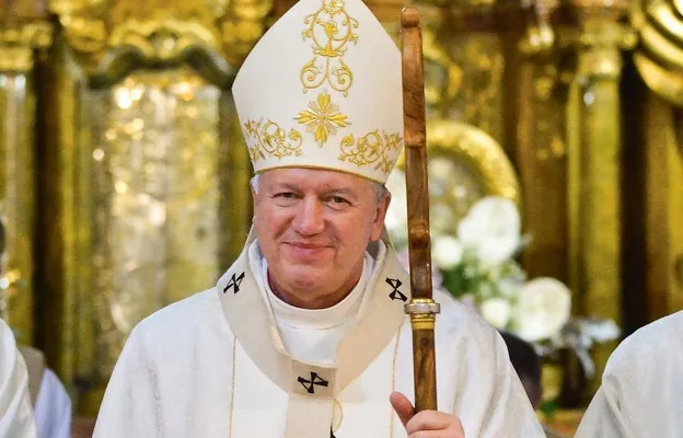 Zdjęcie Kardynał a biskup: Kluczowe różnice i znaczenie w Kościele