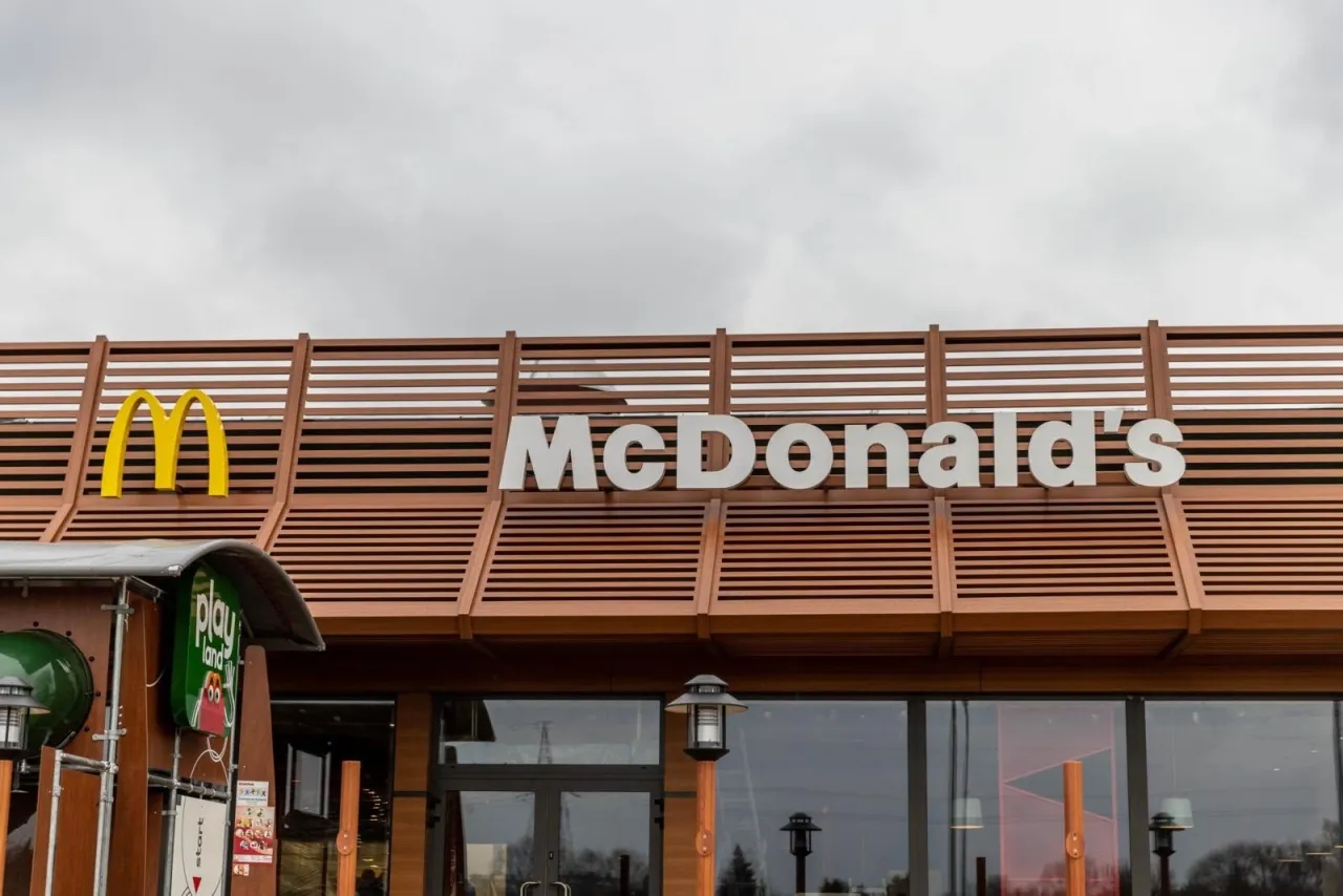 Zdjęcie Ile zarabia pracownik McDonald&#039;s? Zaskakujące różnice w wynagrodzeniach