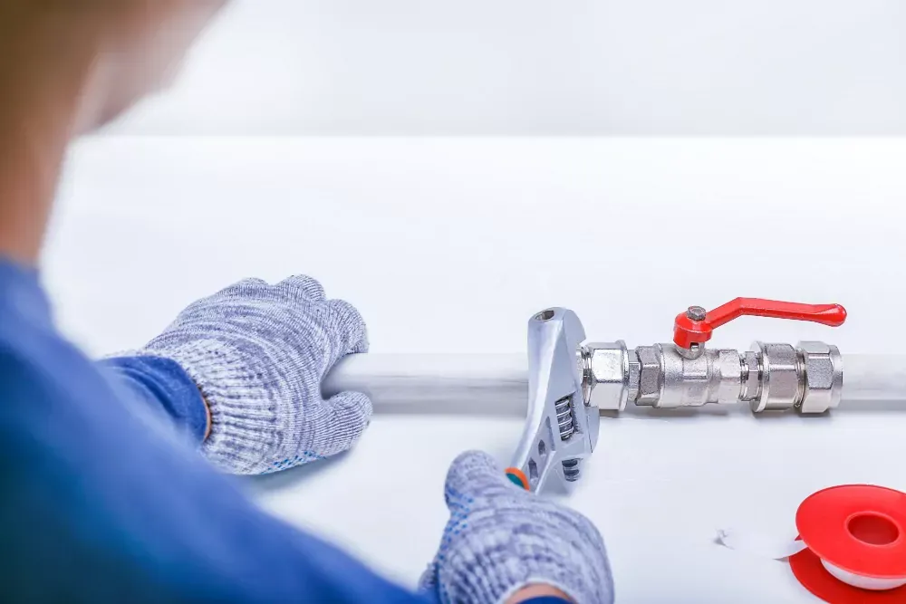 Zdjęcie Ile kosztuje wizyta hydraulika? Nie daj się zaskoczyć cenami!