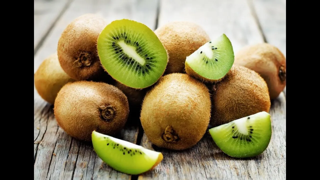 Zdjęcie Kiwi: Ile kalorii ma owoc? Zaskakujące fakty o niskiej kaloryczności