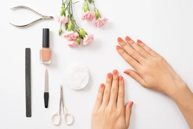 Zdjęcie Manicure klasyczny: na czym polega i jak go wykonać krok po kroku