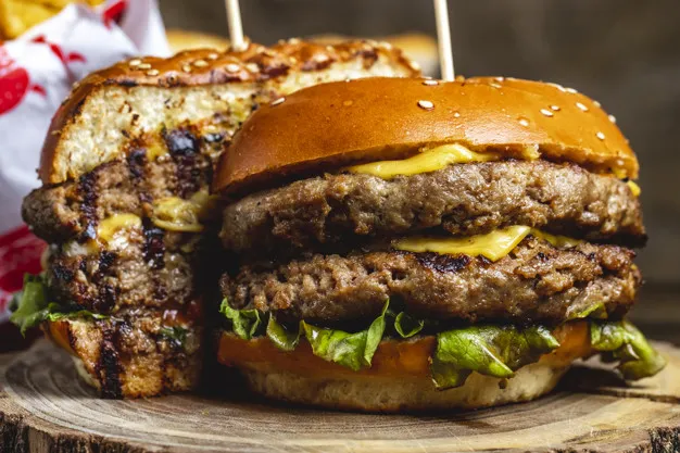 Zdjęcie Czym się różni burger od hamburgera? Odkryj zaskakujące różnice