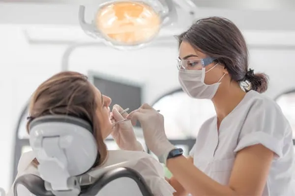Zdjęcie Czy można jeść przed dentystą? Co musisz wiedzieć, aby uniknąć problemów