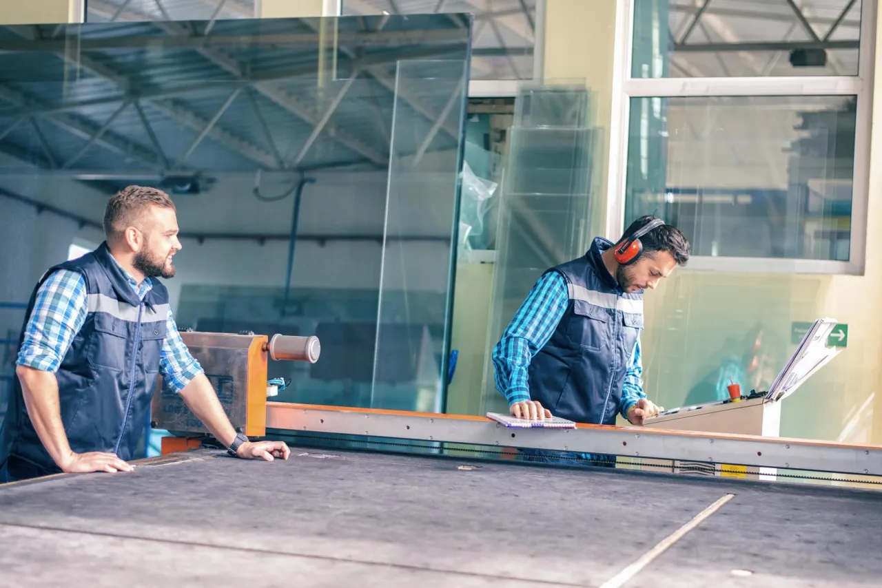 Zdjęcie Jak odkleic panel szklany: skuteczne metody demontażu i bezpieczeństwo