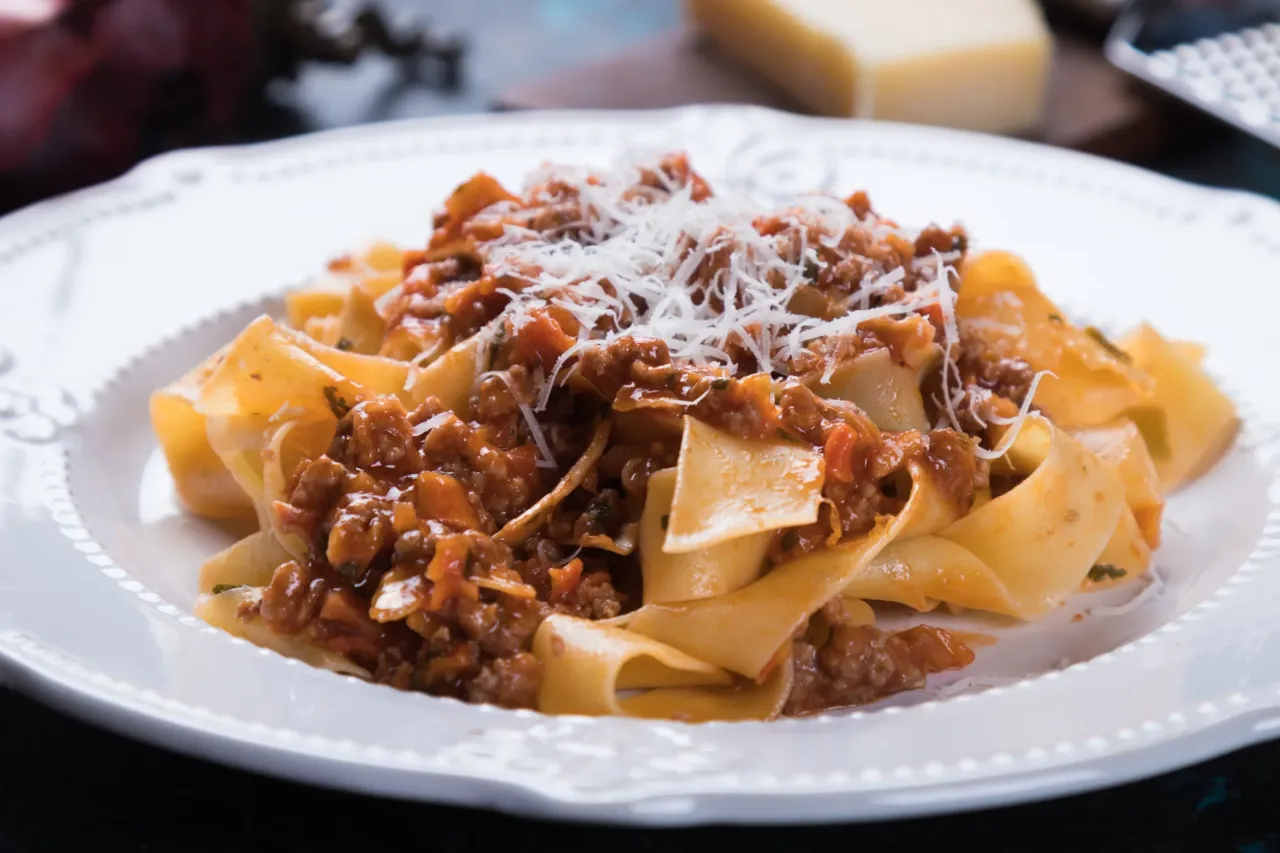 Zdjęcie Spaghetti alla ragu: Przepis na idealny sos i tradycyjne podanie