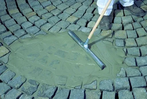 Zdjęcie Czym wypełnić szczeliny w kostce brukowej, aby uniknąć erozji?