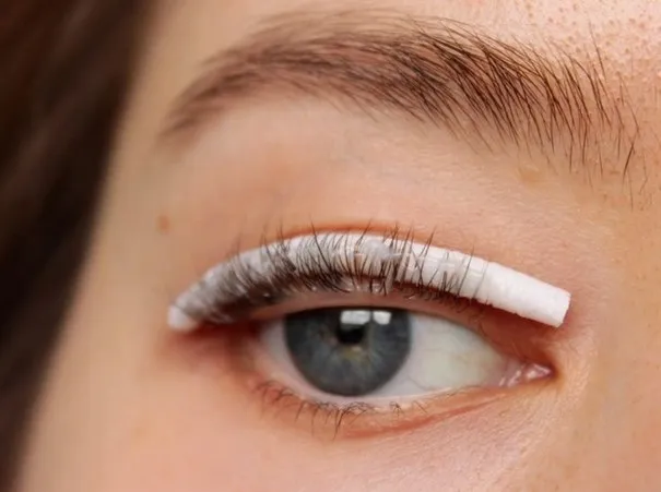 Zdjęcie Jak usunąć lifting rzęs w domu bez uszkodzenia włosków?