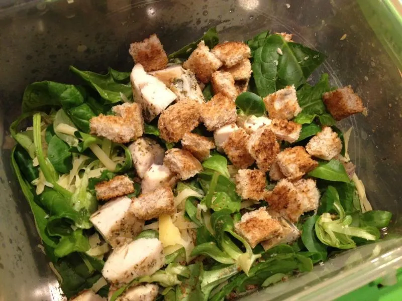 Zdjęcie Kaloryczność sałatki Cezar: Od 65 do 700 kcal? Rozwiej wątpliwości!