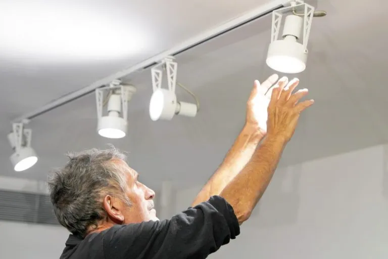 Zdjęcie Combien de points lumineux sur un disjoncteur 10A : limites et sécurité