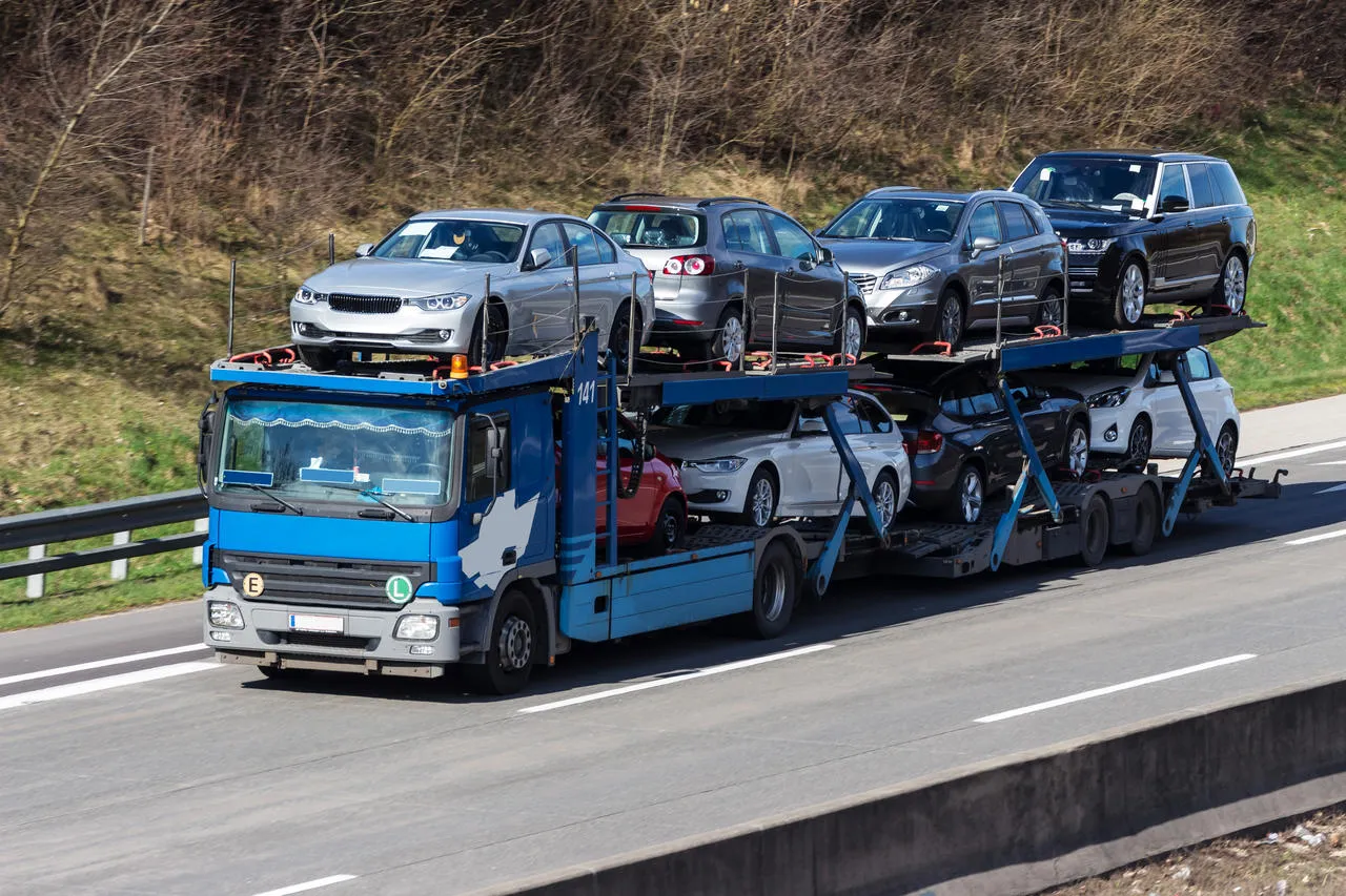 Zdjęcie Ile długości ma naczepa tira? Poznaj przepisy i praktyki transportowe