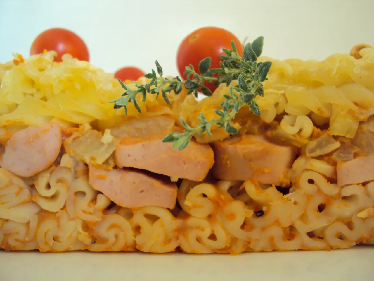 Zdjęcie Szybka zapiekanka makaronowa z parówką, która zachwyci każdego smakosza