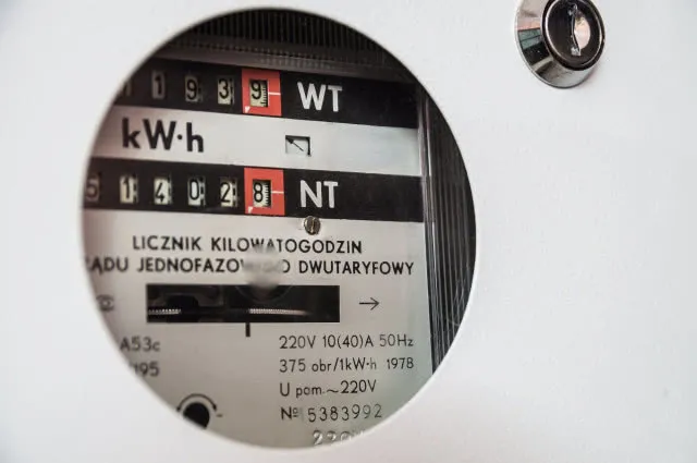 Zdjęcie Ile się czeka na podłączenie prądu do działki? Sprawdź, co opóźnia proces