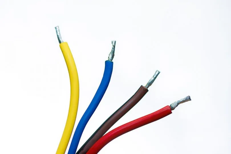 Zdjęcie Jak podłączyć lampę 4 kable - uniknij błędów przy instalacji