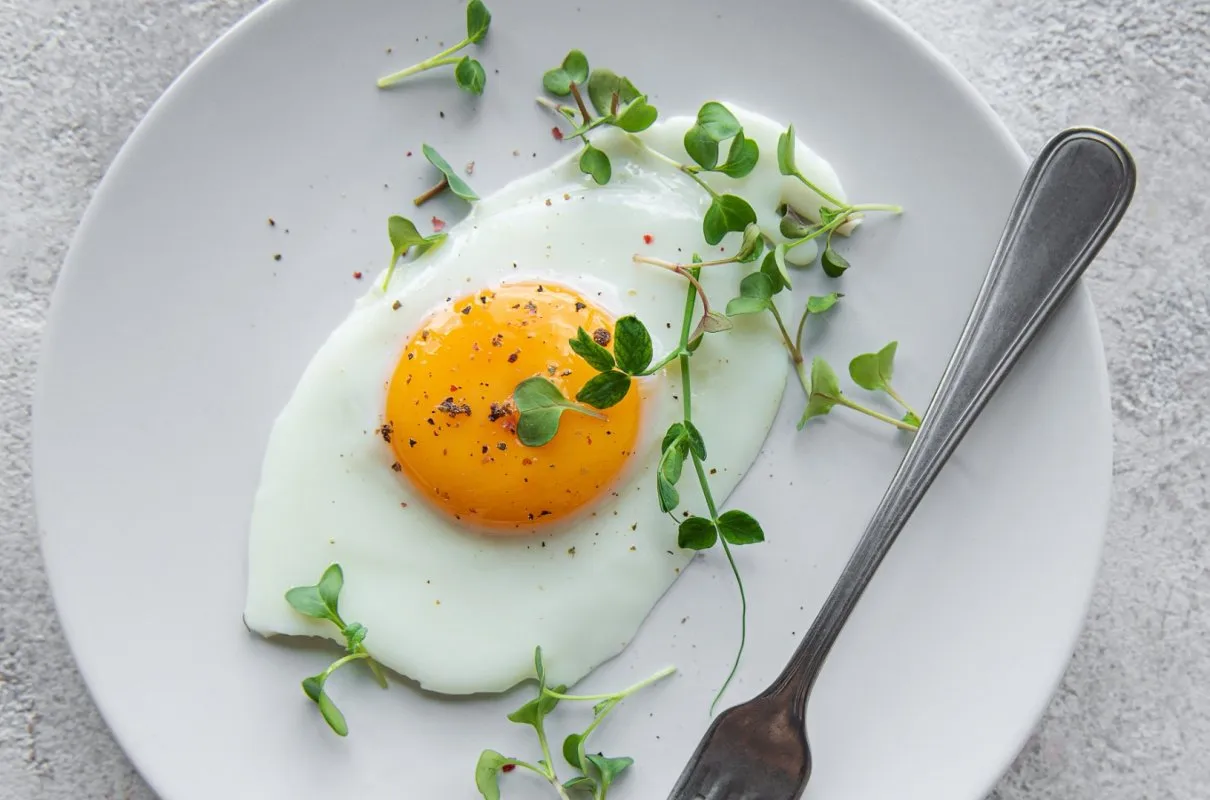 Zdjęcie Jajko sadzone na wodzie? Zdrowsze niż myślisz i równie smaczne