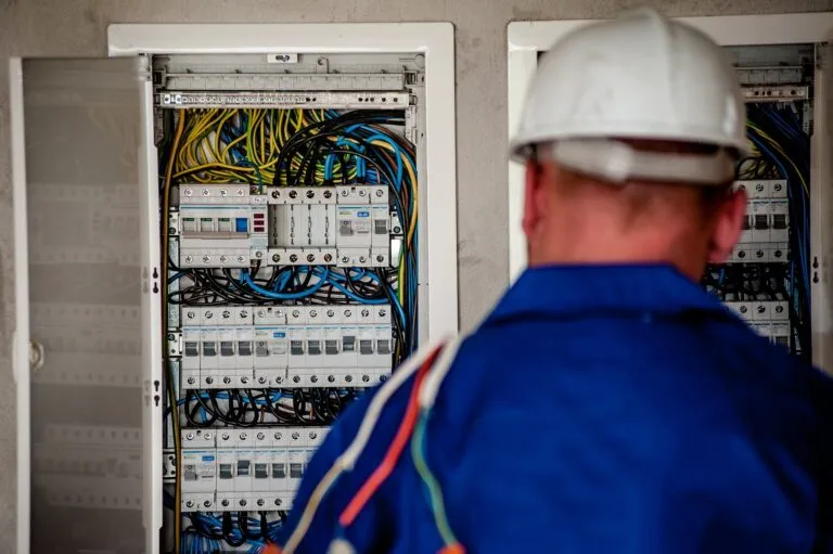 Zdjęcie Ile zarabia elektryk w USA? Sprawdź, czy warto pracować za granicą