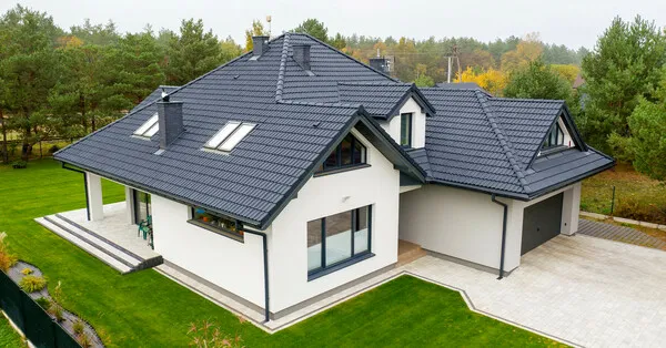 Zdjęcie Jak dobrać okna do grafitowej dachówki: 5 sprawdzonych rozwiązań