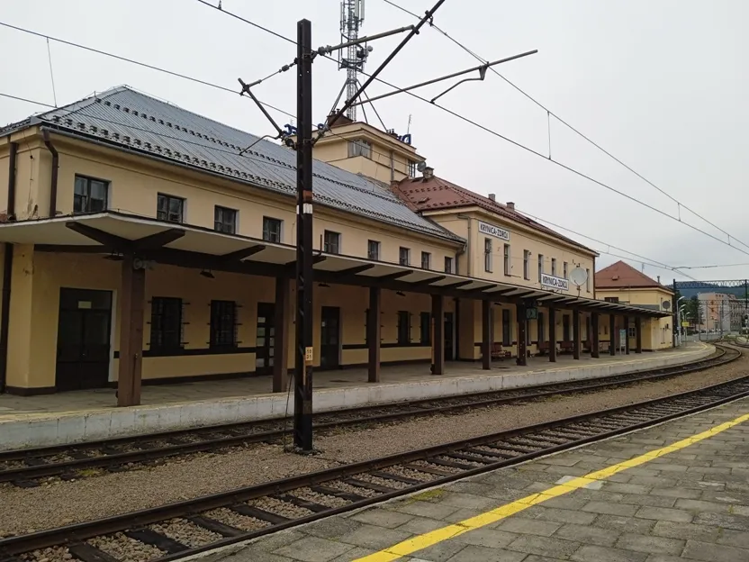 Zdjęcie Czy do Krynicy Zdroju można dojechać pociągiem? Sprawdź dostępne połączenia i czasy podróży.