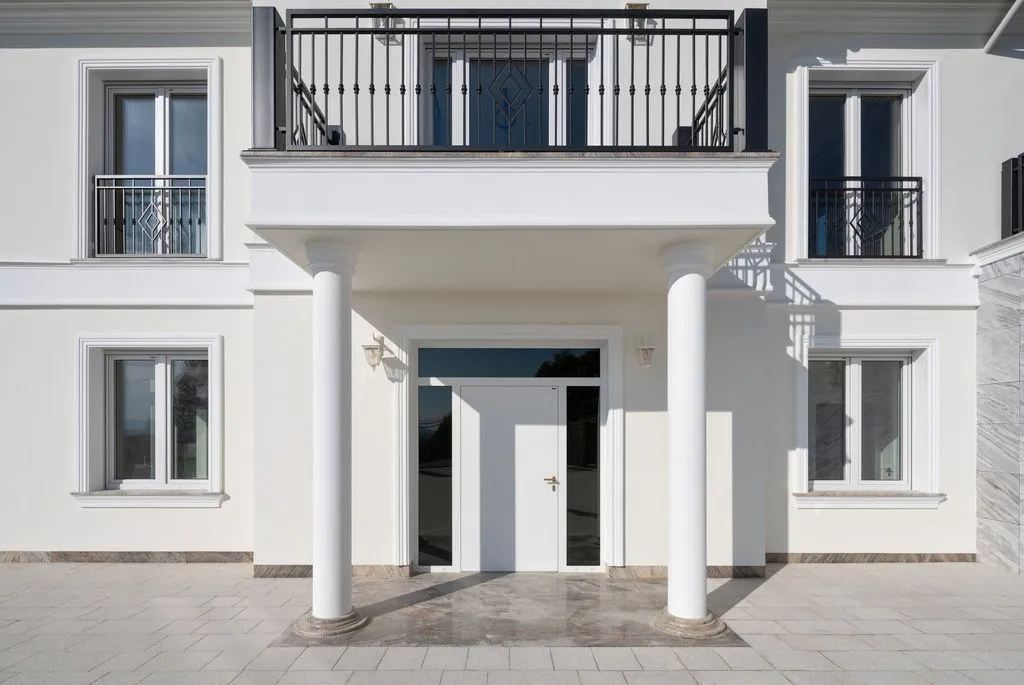 Zdjęcie Fasada budynku - kluczowe znaczenie i funkcje w architekturze