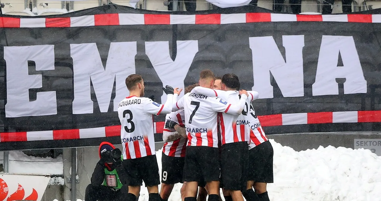 Zdjęcie Gdzie oglądać mecz Raków Cracovia w Pucharze Polski? Sprawdź opcje!
