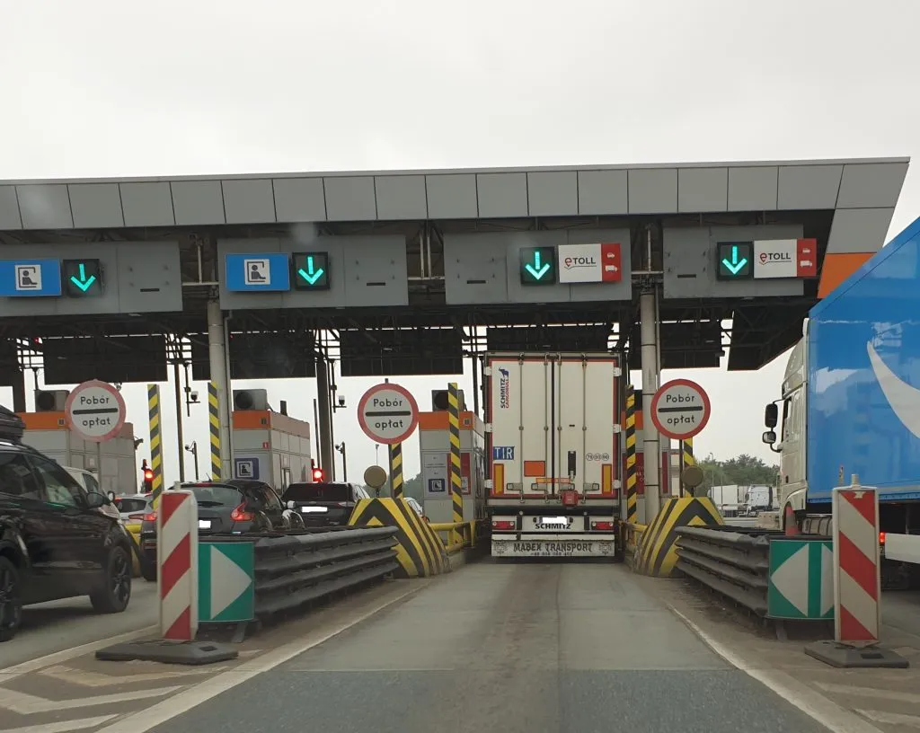 Zdjęcie Co z bramkami na autostradzie? Poznaj systemy płatności i opłaty