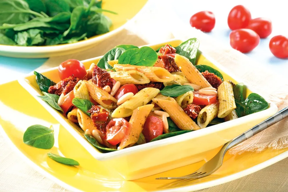 Zdjęcie Prosta sałatka z makaronem penne, która zachwyci Twoje podniebienie