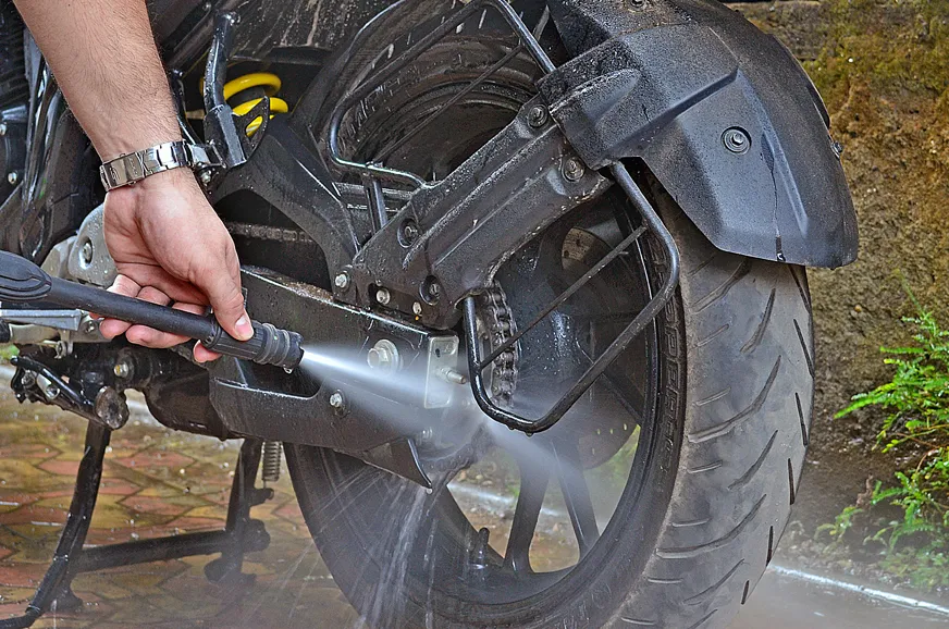 Zdjęcie Czym czyścić łańcuch motocyklowy, by uniknąć kosztownych napraw?