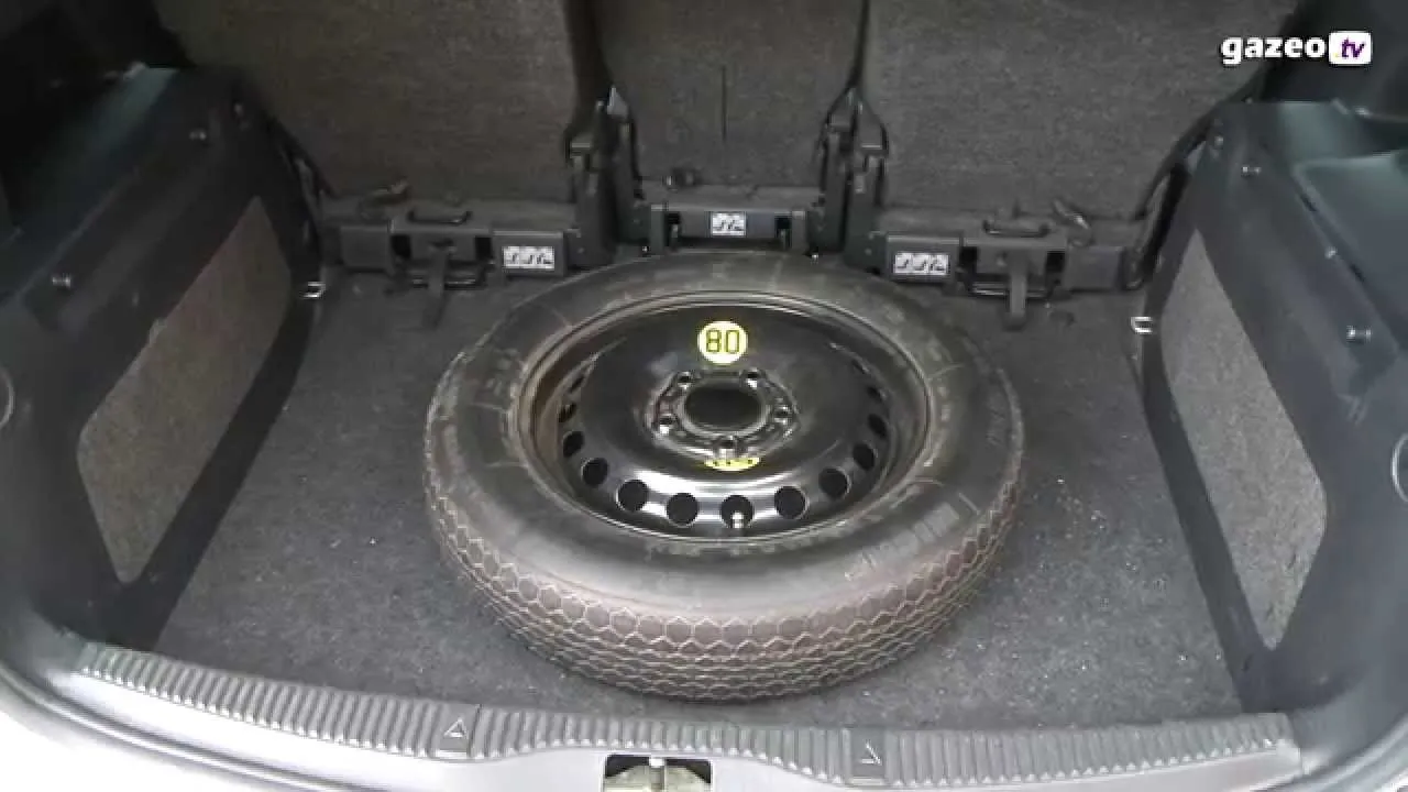 Zdjęcie Gdzie jest koło zapasowe w VW Touran? Odkryj, by uniknąć problemów
