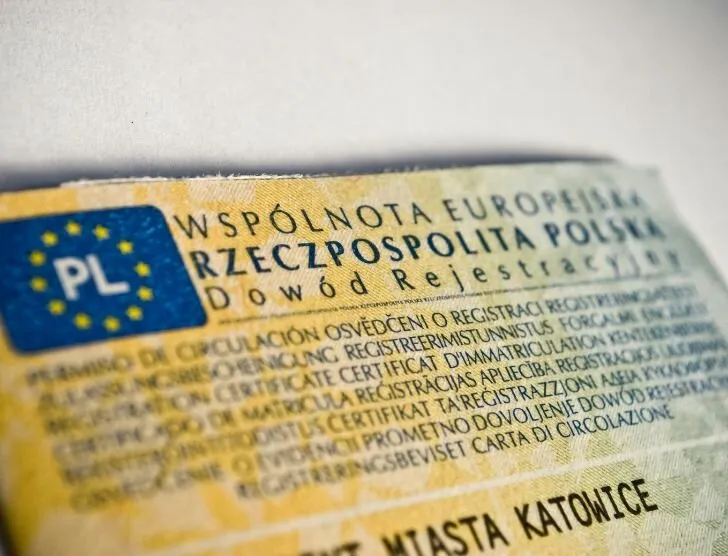 Zdjęcie Ile kosztuje przerejestrowanie samochodu? Sprawdź, ile naprawdę zapłacisz!