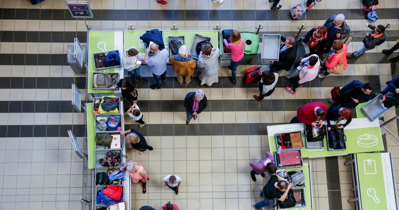 Zdjęcie Co wykrywają papierki na lotnisku - specjalne testy, które chronią pasażerów
