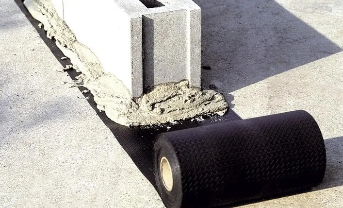 Zdjęcie Jaką folię do izolacji poziomej fundamentów wybrać, aby uniknąć wilgoci?