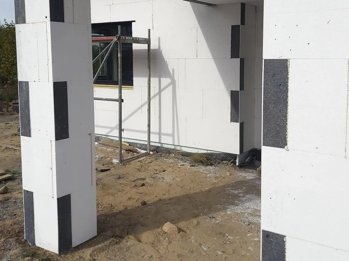 Zdjęcie Jak kleić styropian na piankę - skuteczne techniki i porady
