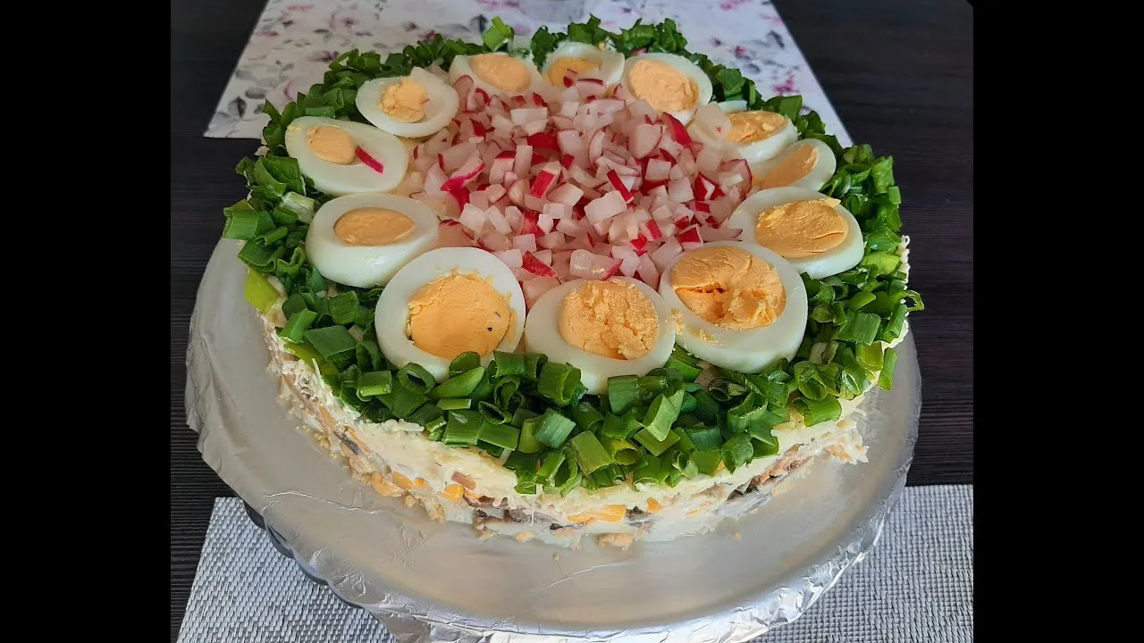 Zdjęcie Jak zrobić efektowną sałatkę jak tort: przepis na udane przyjęcie