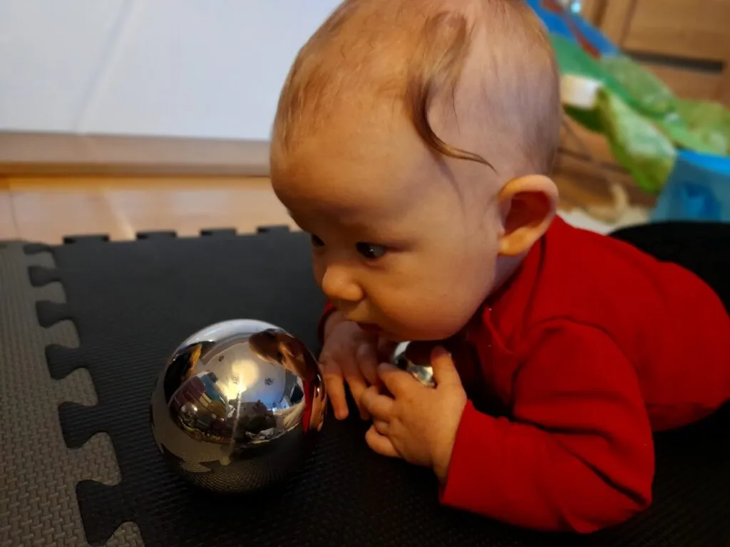 Zdjęcie Lusterko sensoryczne dla niemowląt – wspieraj rozwój zmysłów dziecka