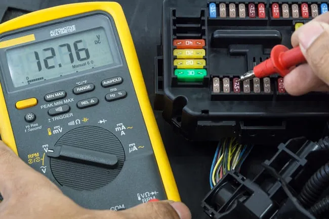 Zdjęcie Astra H gdzie są bezpieczniki? Znajdź je łatwo i szybko