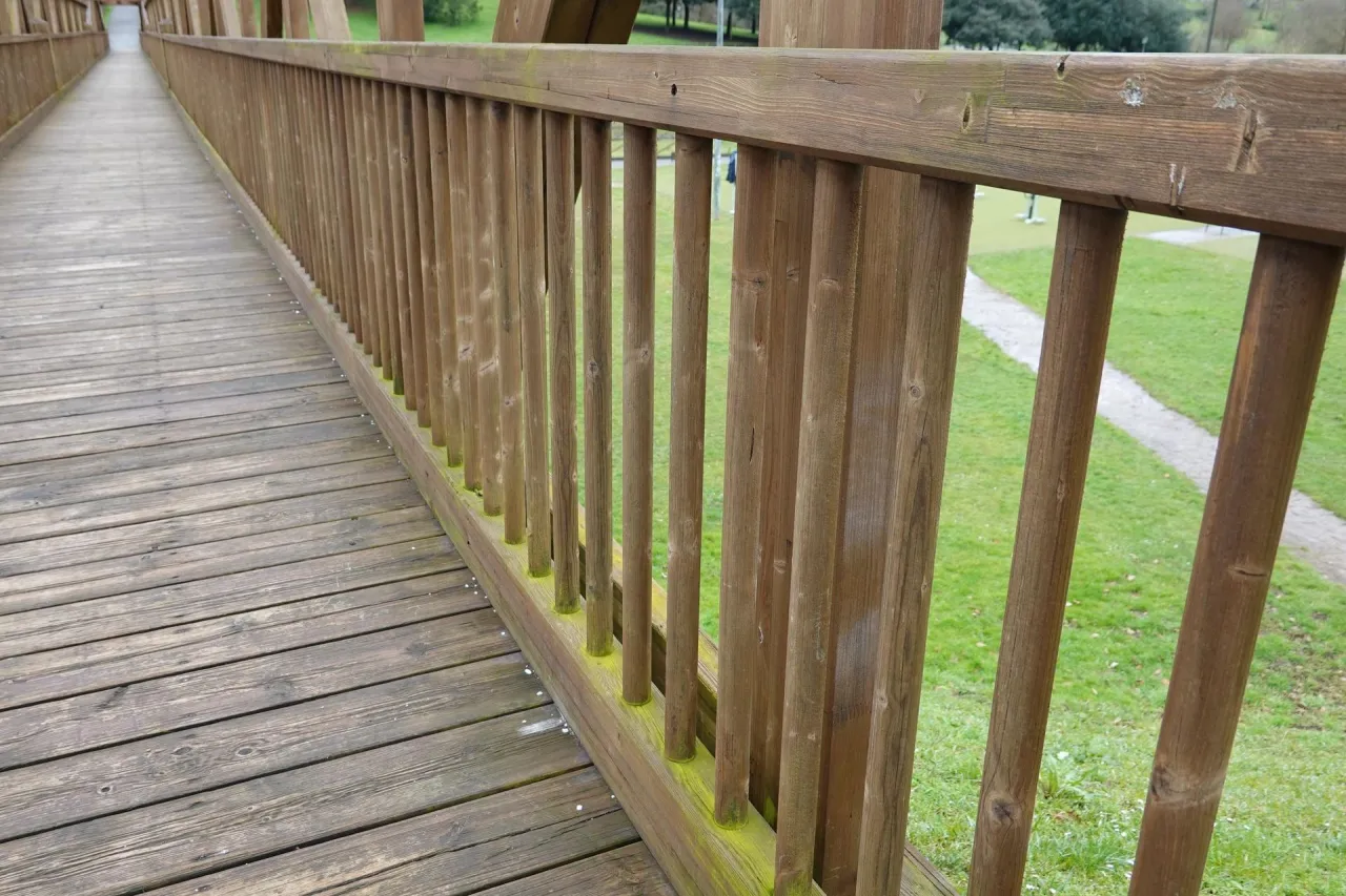 Zdjęcie Jak skutecznie pomalować balustradę drewnianą na zewnątrz, aby przetrwała?