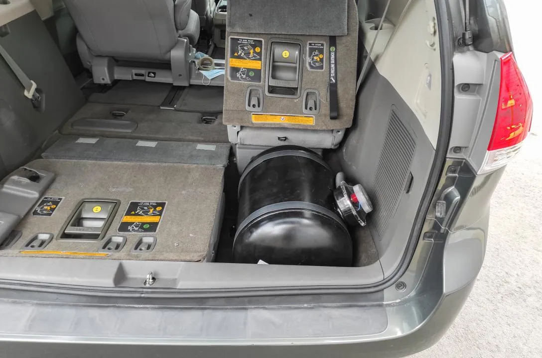 Zdjęcie Gdzie jest zbiornik LPG w Toyota Sienna - lokalizacja i pojemności zbiorników