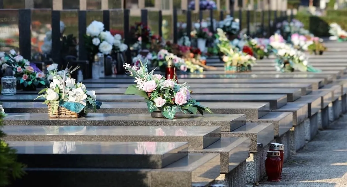 Zdjęcie Kiedy pomnik po pogrzebie? Poznaj ważne zasady i terminy