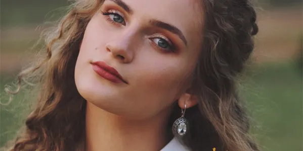 Zdjęcie Jakie kolczyki do okrągłej twarzy? 5 stylów, które Cię zachwycą
