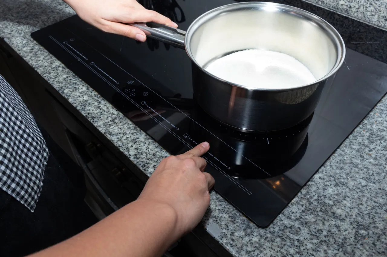 Zdjęcie Ile prądu zużywa kuchenka indukcyjna i jak obniżyć rachunki za prąd?