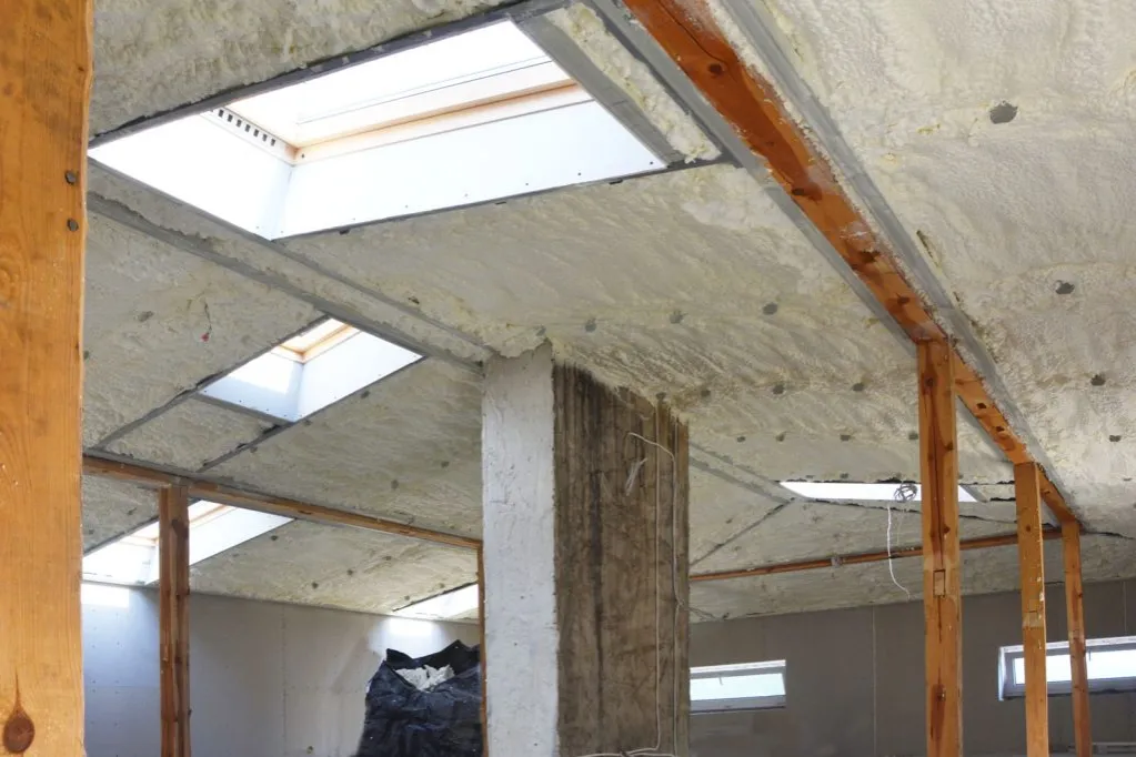 Zdjęcie Ile kosztuje ocieplenie dachu pianką? Sprawdź, co wpływa na ceny