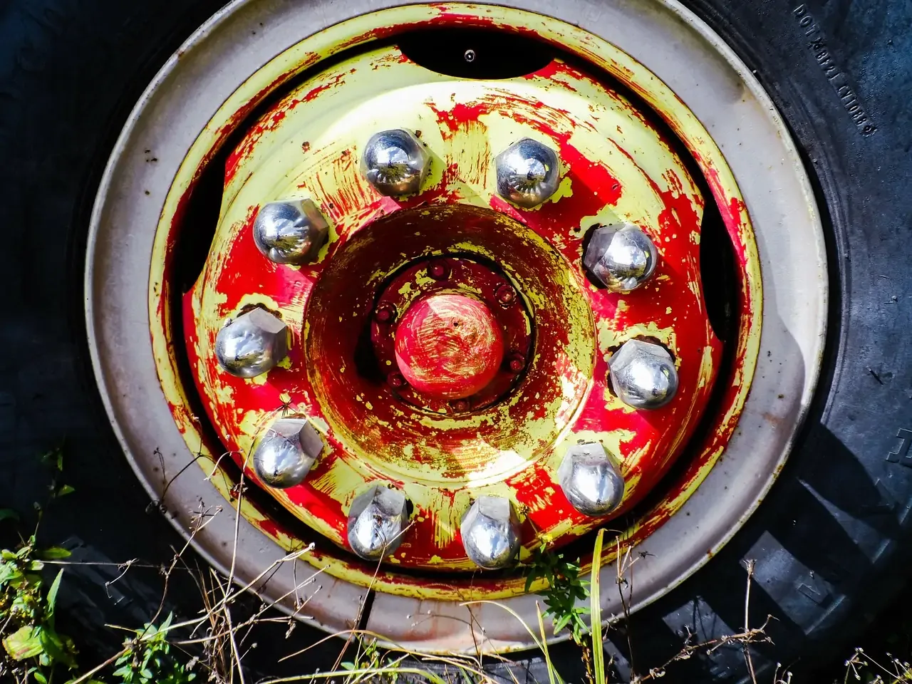 Zdjęcie Malowanie felg stalowych: Poradnik, koszty i trwałość | Albert Bąk