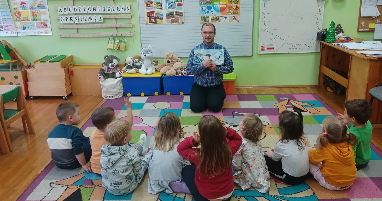 Zdjęcie Ile zarabia pomoc nauczyciela w przedszkolu? Zaskakujące różnice!