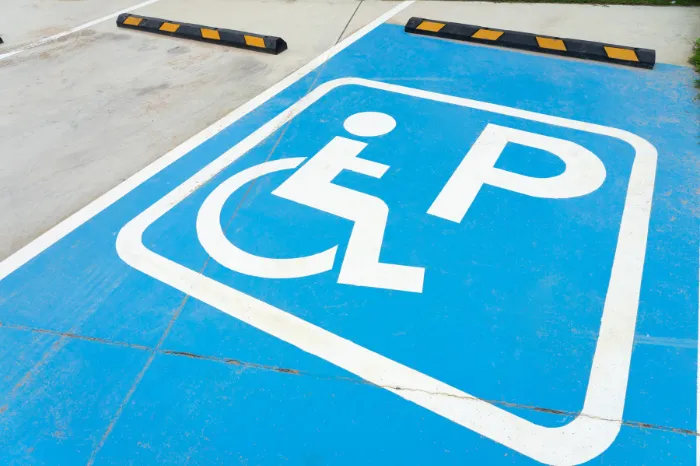 Zdjęcie Czy miejsca parkingowe dla niepełnosprawnych są płatne? Sprawdź zasady!