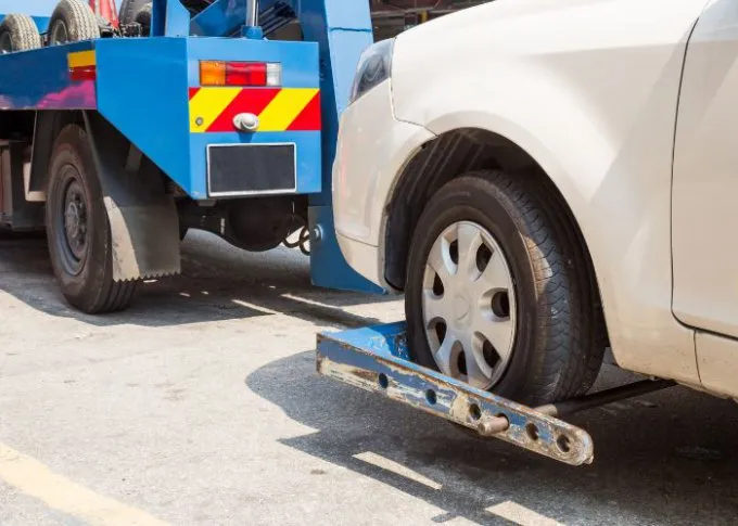 Zdjęcie Czy można holować auto bez przeglądu? Sprawdź ważne zasady i wyjątki
