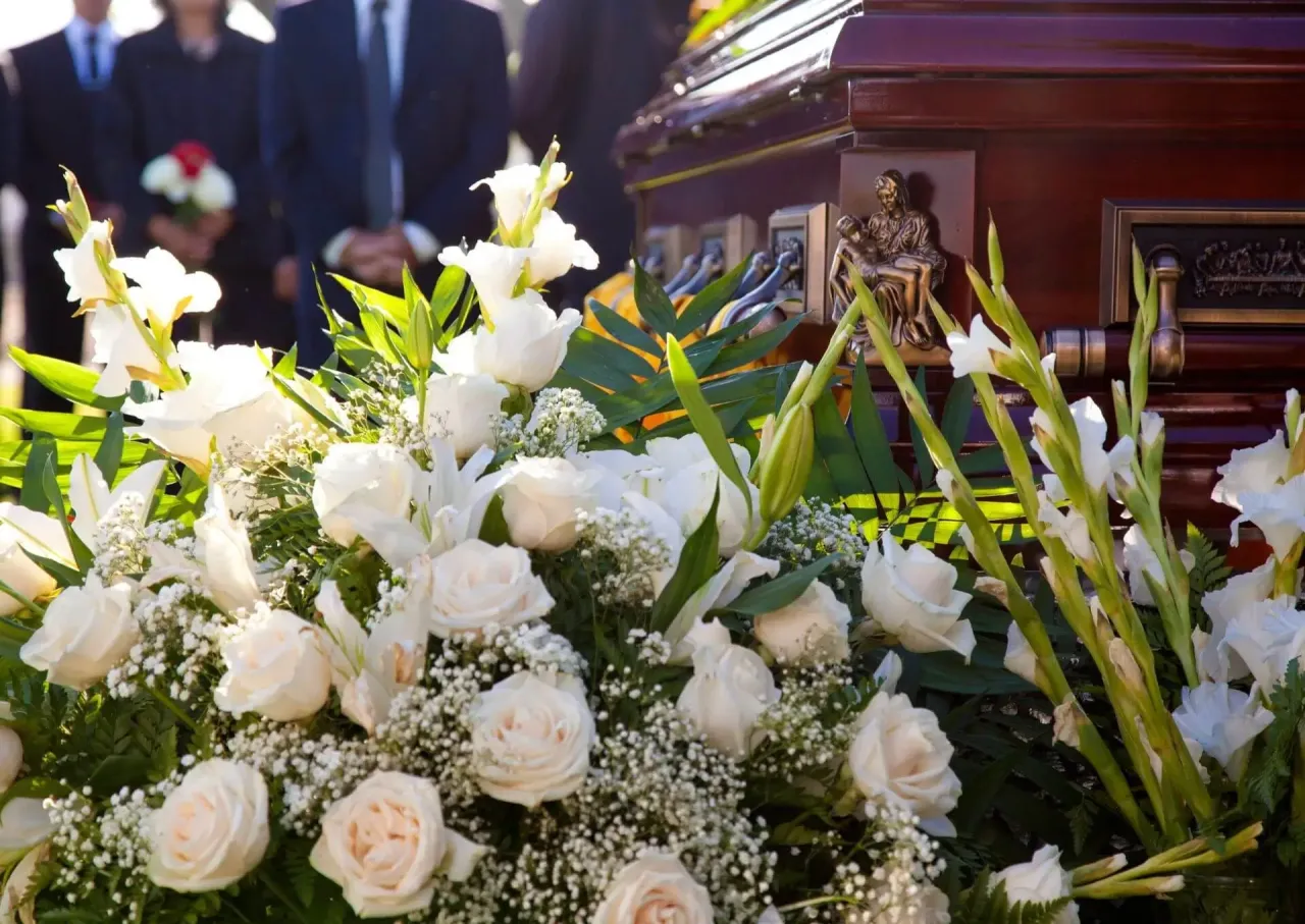 Zdjęcie Jaki kolor kwiatów na pogrzeb? Odkryj ich emocjonalne znaczenie
