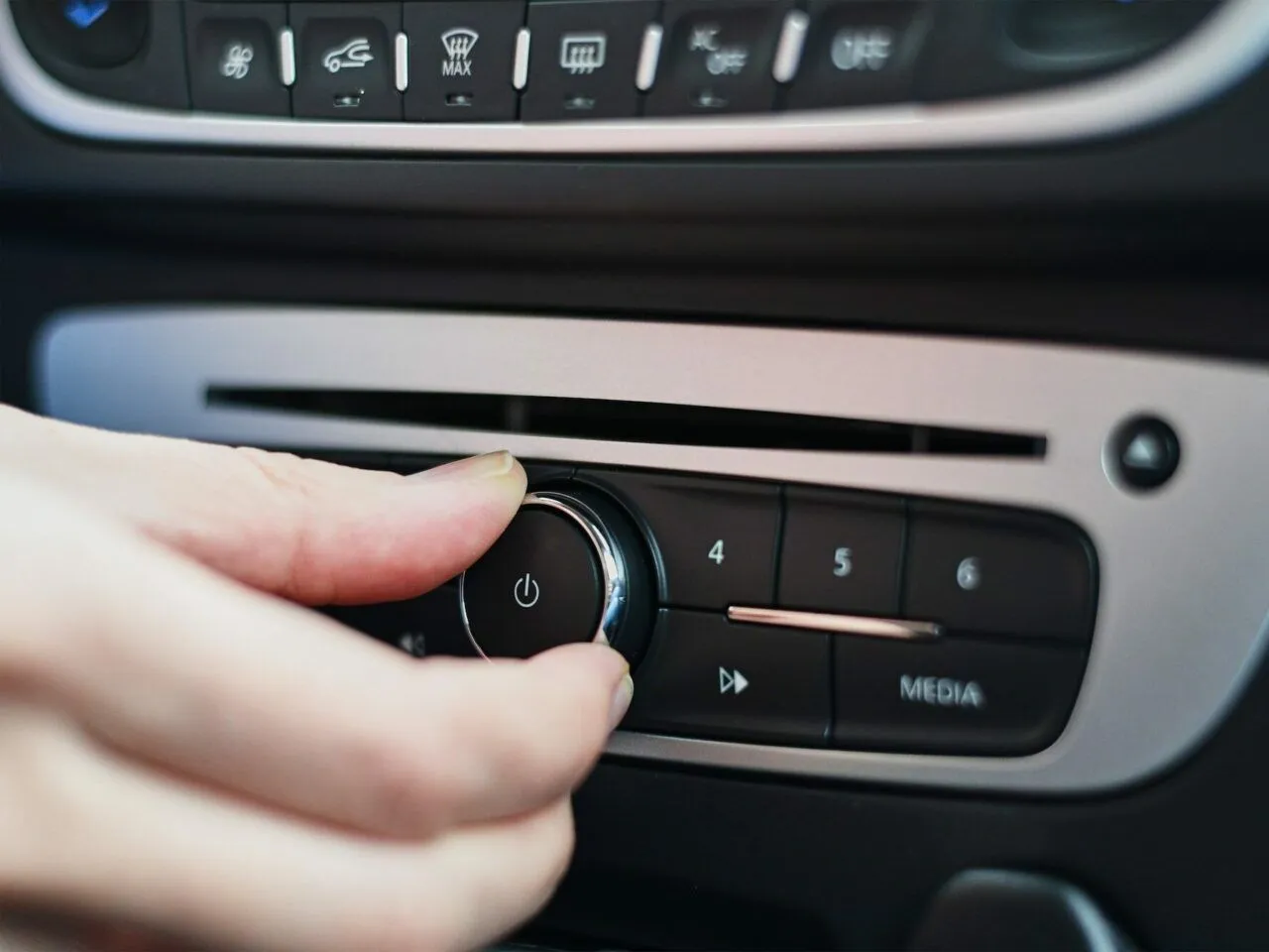 Zdjęcie Jak uniknąć zakłóceń? Wybierz odpowiednią częstotliwość dla transmitera FM