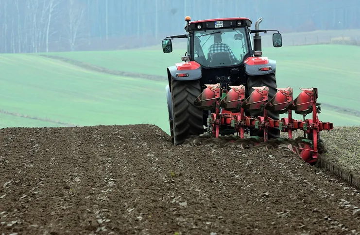 Zdjęcie Jak wybrać idealny pług do ciągnika 75 KM dla Twoich potrzeb?