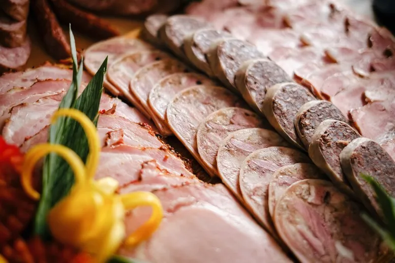Zdjęcie Ile kiełbasa może leżeć w lodówce? Sprawdź, by uniknąć zepsucia